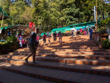 Chiang Mai-Tayland-12 Ocak 2020: Wat Phra That Doi Suthep Temple, Turistler turizmde merdivenlerden inip çıkıyorlar..