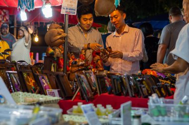 Chiang Mai Walking Street Chiang Mai Tayland - 12 Ocak 2020: İpek, seramik, metal, cam, ahşap veya sanat ve yemekten oluşan yerel bir el işi pazarı