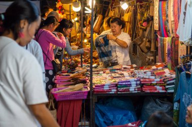 Chiang Mai Walking Street Chiang Mai Tayland - 12 Ocak 2020: İpek, seramik, metal, cam, ahşap veya sanat ve yemekten oluşan yerel bir el işi pazarı