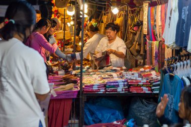 Chiang Mai Walking Street Chiang Mai Tayland - 12 Ocak 2020: İpek, seramik, metal, cam, ahşap veya sanat ve yemekten oluşan yerel bir el işi pazarı