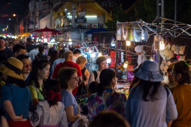Chiang Mai Walking Street Chiang Mai Tayland - 12 Ocak 2020: İpek, seramik, metal, cam, ahşap veya sanat ve yemekten oluşan yerel bir el işi pazarı