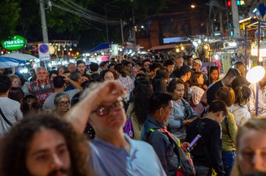 Chiang Mai Walking Street Chiang Mai Tayland - 12 Ocak 2020: İpek, seramik, metal, cam, ahşap veya sanat ve yemekten oluşan yerel bir el işi pazarı