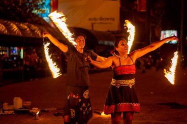 Chiang Mai Walking Street Chiang Mai Tayland - 12 Ocak 2020: Chiang Mai Walking Street Turist Sörfü 'ndeki sokak performansı, hem şarkı hem de diğer performanslarla gösterileri izlemek ve fotoğraf çekmek.