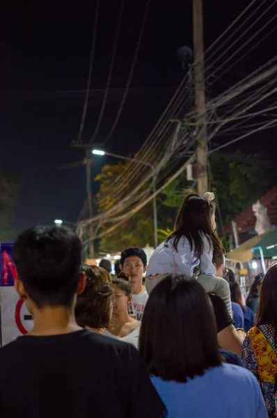 チェンマイウォーキングストリートチェンマイタイ 2020年1月12日 ガラス 木や芸術品 食品から作られた地元の手工芸品市場タイ人観光客や外国人が歩いて買い物を楽しむ — ストック写真