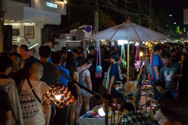 Chiang Mai Walking Street Chiang Mai Tayland - 12 Ocak 2020: İpek, seramik, metal, cam, ahşap veya sanat ve yemekten oluşan yerel bir el işi pazarı