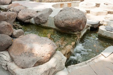 Bahçede dere kayaları.