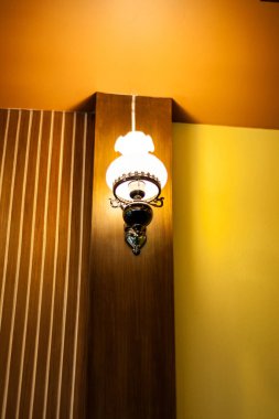 Vintage duvarda klasik turuncu lamba.