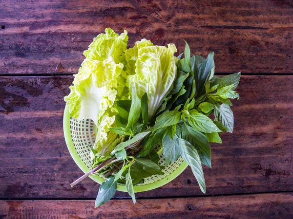 木地板上篮子里的热带蔬菜 — 图库照片