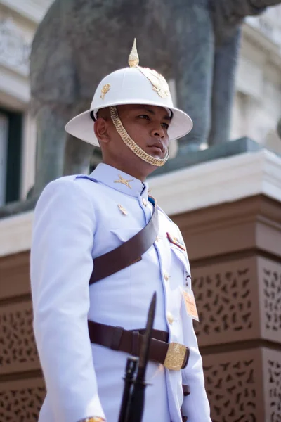 Bangkok Thailand April 2016 Guard Stands Attention Front Chakri Mahaprasat — Stock Fotó