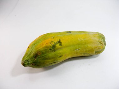 beyaz bir arka plan üzerinde olgunlaşmış papaya