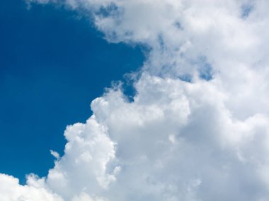 Gökyüzü mavi, bulutlar beyaz.