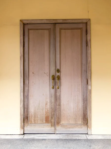 Old Wooden Door Blooming Light Yellow Wall — Stock Photo, Image