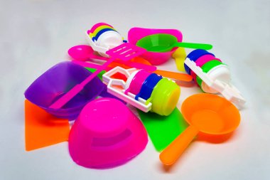 Zarfın içinde bir dolar olan beyaz bir zarf, beyaz bir arka planda gümüş bir kalem ve defter var..