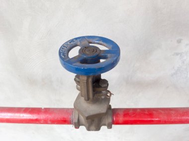 Ateş ve vana için kullanılan kırmızı boru..