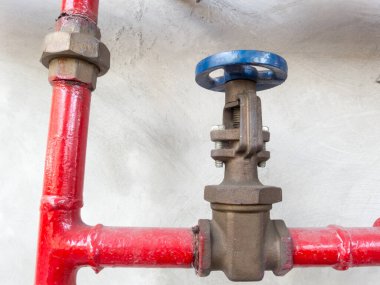 Ateş ve vana için kullanılan kırmızı boru..