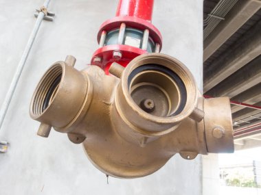 Yangın söndürücüler ve kırmızı hortumlar..