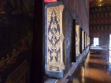 Ulusal BANGKOK Müzesi, THAILAND-10 AĞUSTOS 2018: Phuttisawat Taht Salonu Tahta Kapı, altın desenli boyanmış, Tayland 'da 10 AĞUSTOS 2018