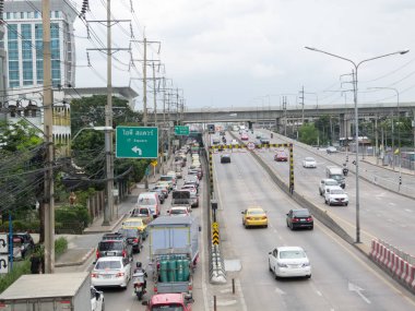 Chaeng Watthana Yolu BANGKOK, THAILAND-15 AĞUSTOS 2018: Chaengwattana Yolu Laksi Kavşağı, 15 AĞUSTOS 2018 Tayland.