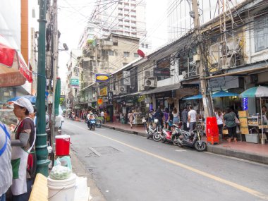 Silom BANGKOK, THAILAND-16 AĞUSTOS 2018: İnsanlar sabah işe yürüyerek ve piyango bileti almak ya da alışveriş yapmak ve motosiklet kuyruğuna girmek gibi faaliyetlerde bulunuyorlar. 