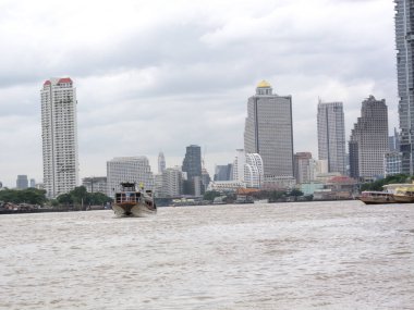 BANGKOK, THAILAND-16 AĞUSTOS 2018: Güzel nehri görmek için Chao Phraya Nehri Bangkok manzarası. 16 Ağustos 2018 'de, Tayland' da.