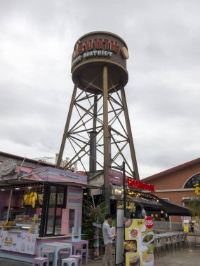 Asiatique BANGKOK, THAILAND-16 AĞUSTOS 2018: Turistler güzel nehri görmek için Bangkok 'a geliyorlar. 16 Ağustos 2018 'de, Tayland' da..