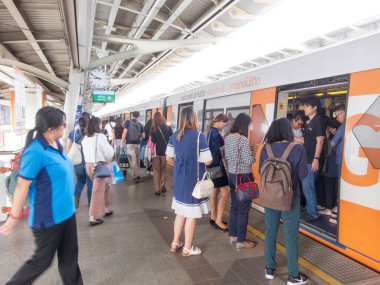 BTS İstasyonu BANGKOK, THAILAND-18 AĞUSTOS 2018: Yolcular trenden iniyor. 18 Ağustos 2018 'de, Tayland' da.