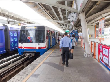 BTS İstasyonu BANGKOK, THAILAND-18 AĞUSTOS 2018: Yolcular treni bekliyor ve gün boyunca istasyona yürüyorlar. 18 Ağustos 2018 'de, Tayland' da.