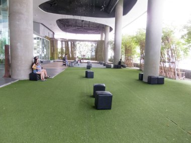 EmQuartier Alışveriş Merkezi BANGKOK, THAILAND-18 AĞUSTOS 2018: Büyük alışveriş merkezi Sukhumvit Yolu 'nda, mağaza alışveriş kompleksinin karşısında yer almaktadır. 18 Ağustos 2018 'de, Tayland' da.