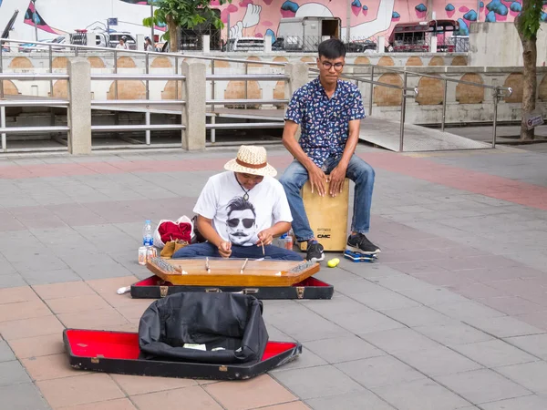 Saphan Taksin Pier Bangkok Thailand August 2018 Dva Hudebníci Hrají — Stock fotografie