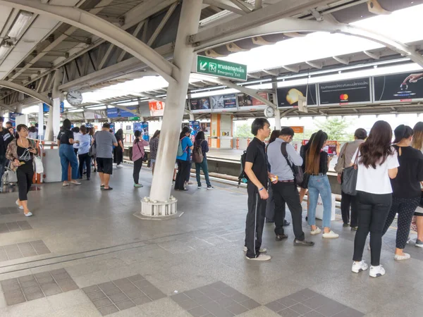 Bts Station Bangkok Thailand August 2018 Passagerare Väntar Tåget Den — Stockfoto