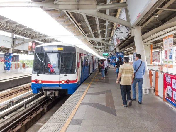 Bts Station Bangkok Thailand August 2018 Пассажиры Ждут Поезда Пешком — стоковое фото