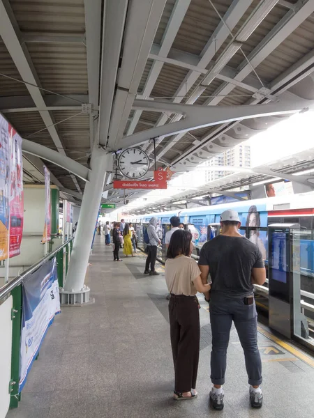 Στο Σταθμό Bts Bangkok Thailand Αυγουστου 2018 Επιβάτες Περιμένουν Τρένο — Φωτογραφία Αρχείου