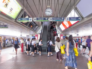 Siyam BTS İstasyonu BANGKOK, THAILAND-17 AĞUSTOS 2018: istasyona merdiven. Bu istasyon BTS istasyonu için önemli bir erişim noktasıdır. 17 AĞUSTOS 2018, Tayland
