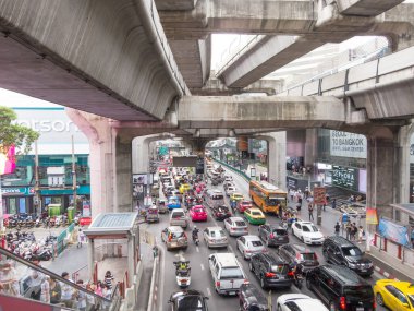 Siyam Meydanı BANGKOK, THAILAND-17 AĞUSTOS 2018: Siam Meydanı önünde trafik, 17 AĞUSTOS 2018, Tayland