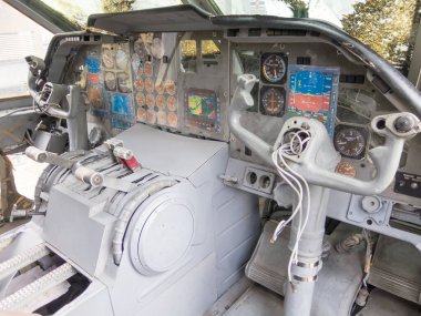 Tayland Kraliyet Hava Kuvvetleri Müzesi BANGKOK, THAILAND-18 AĞUSTOS 2018: kontrol paneli ve kontrol uçağı simülatörü. 18 Ağustos 2018 'de, Tayland' da.