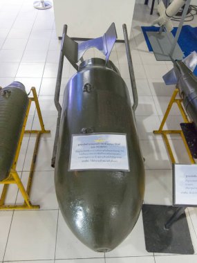 Tayland Kraliyet Hava Kuvvetleri Müzesi BANGKOK, THAILAND-18 AĞUSTOS 2018: silah uçağa monte edildi ve uçak savaşları başladı. 18 Ağustos 2018 'de, Tayland' da.