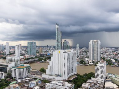 BANGKOK, THAILAND-17 Eylül 2018: Tayland 'da Bangkok' un yağmurlu mevsimdeki görüntüsü Ötesine baktığımızda, 17 Eylül 2018 'de şehirde yağmur yağıyor.