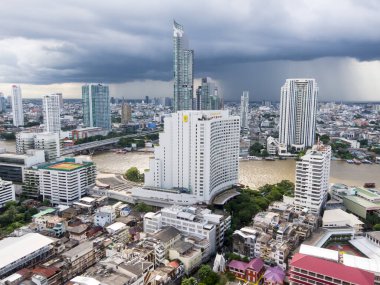 BANGKOK, THAILAND-17 Eylül 2018: Tayland 'da Bangkok' un yağmurlu mevsimdeki görüntüsü Ötesine baktığımızda, 17 Eylül 2018 'de şehirde yağmur yağıyor.