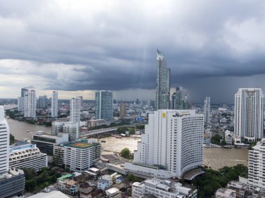 BANGKOK, THAILAND-17 Eylül 2018: Tayland 'da Bangkok' un yağmurlu mevsimdeki görüntüsü Ötesine baktığımızda, 17 Eylül 2018 'de şehirde yağmur yağıyor.