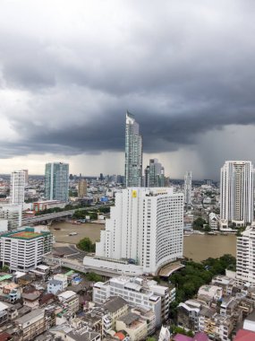 BANGKOK, THAILAND-17 Eylül 2018: Tayland 'da Bangkok' un yağmurlu mevsimdeki görüntüsü Ötesine baktığımızda, 17 Eylül 2018 'de şehirde yağmur yağıyor.