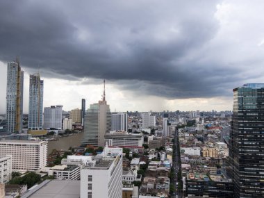 BANGKOK, THAILAND-17 Eylül 2018: Tayland 'da Bangkok' un yağmurlu mevsimdeki görüntüsü Ötesine baktığımızda, 17 Eylül 2018 'de şehirde yağmur yağıyor.