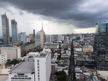 BANGKOK, THAILAND-17 Eylül 2018: Tayland 'da Bangkok' un yağmurlu mevsimdeki görüntüsü Ötesine baktığımızda, 17 Eylül 2018 'de şehirde yağmur yağıyor.