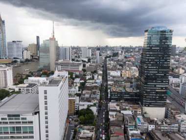 BANGKOK, THAILAND-17 Eylül 2018: Tayland 'da Bangkok' un yağmurlu mevsimdeki görüntüsü Ötesine baktığımızda, 17 Eylül 2018 'de şehirde yağmur yağıyor.