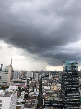 BANGKOK, THAILAND-17 Eylül 2018: Tayland 'da Bangkok' un yağmurlu mevsimdeki görüntüsü Ötesine baktığımızda, 17 Eylül 2018 'de şehirde yağmur yağıyor.