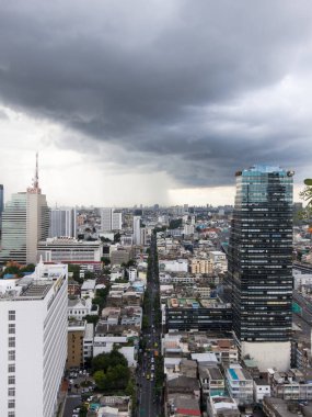 BANGKOK, THAILAND-17 Eylül 2018: Tayland 'da Bangkok' un yağmurlu mevsimdeki görüntüsü Ötesine baktığımızda, 17 Eylül 2018 'de şehirde yağmur yağıyor.