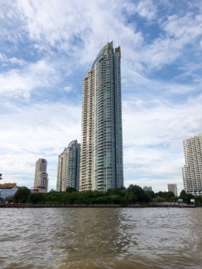 Chao Phraya Nehri BANGKOK, THAILAND-17 Eylül 2018: Chao Phraya Nehri üzerindeki apartman. BANGKOK, THAILAND-17 Eylül 2018, Tayland