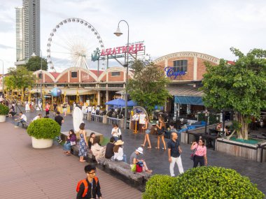 Asiatique BANGKOK, THAILAND-17 Eylül 2018: Turistler akşam ve alacakaranlıkta güzel Chao Phraya Nehri 'ni görmek için Bangkok' a geliyorlar. 17 Eylül 2018 'de Tayland' da.