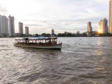 BANGKOK, THAILAND-17 Eylül 2018: akşam ve alacakaranlıkta Chao Phraya Nehri. 17 Eylül 2018 'de Tayland' da..