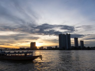 BANGKOK, THAILAND-17 Eylül 2018: akşam ve alacakaranlıkta Chao Phraya Nehri. 17 Eylül 2018 'de Tayland' da..