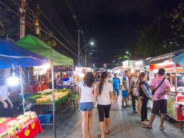 NAKHON RATCHASIMA, THAILAND-28 Eylül 2018: Bir gece pazarı Nakhon Ratchasima.28 Eylül 2018, Tayland